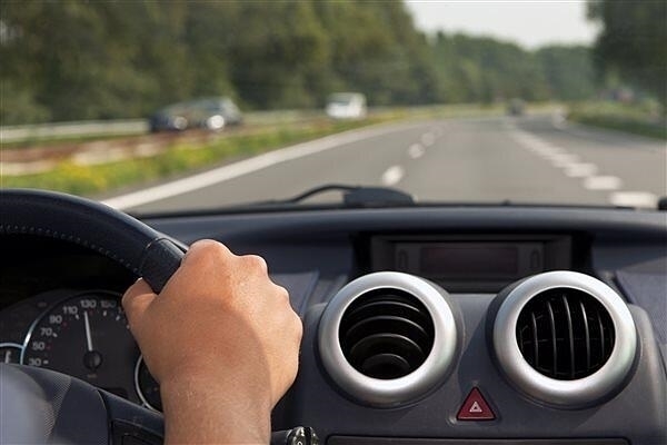 女生打独享顺风车拒绝司机绕路:结果被拽下车 丢高速路边