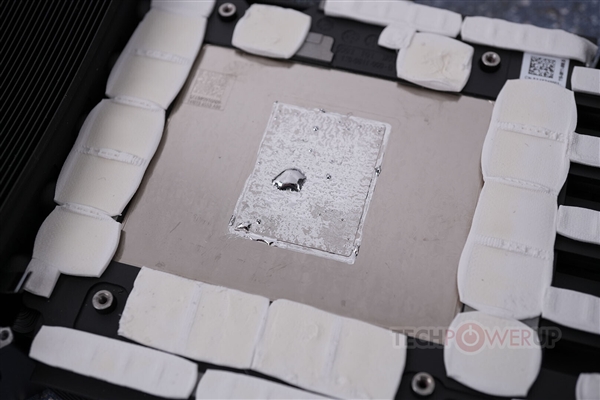 拆解RTX 5090把液金散热换成硅脂:实测温度差别不太大