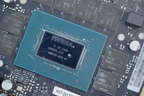 经典的红黑配色!耕升RTX 5080追风OC显卡图赏