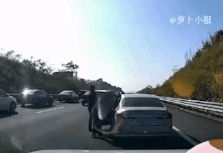 孩子高速上下车被应急车道的车撞飞 父亲怒揍司机:网友吵翻到底谁的责任