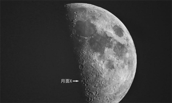 独特光影!月球表面浮现“X”形地貌