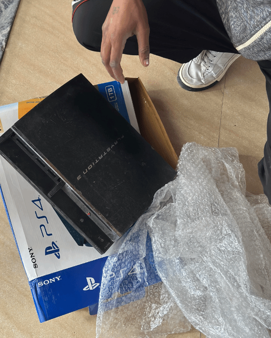 搁这套娃呢!印度骗子用PS5盒子装PS4盒子卖PS3