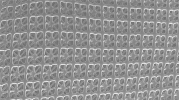 科学家用AI创造全新材料:既像钢一样坚固 又像泡沫一样轻