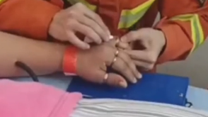 看着都疼!女子10根手指戴了10枚戒指 全部套牢卡死