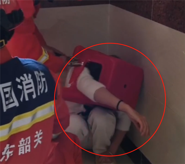 互联网迷惑行为:女生一小时两度上演“卡凳杀”