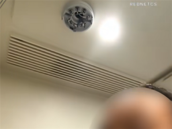 离谱!男子为在高铁上抽烟 竟把卫生间内的烟雾报警器拆了