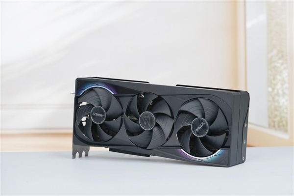 自带炫酷色彩!技嘉RTX 5070 MASTER显卡图赏