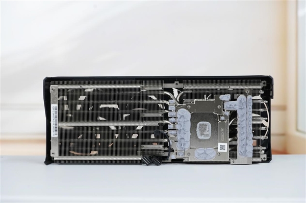 自带炫酷色彩!技嘉RTX 5070 MASTER显卡图赏