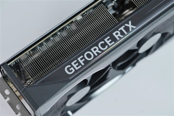 自带炫酷色彩!技嘉RTX 5070 MASTER显卡图赏