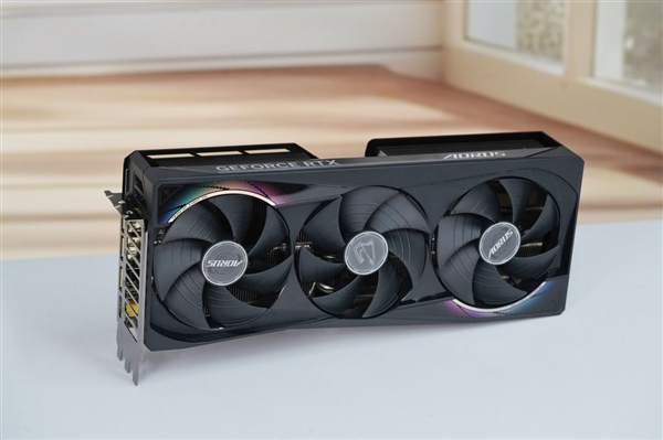 自带炫酷色彩!技嘉RTX 5070 MASTER显卡图赏