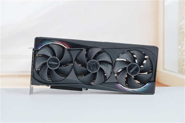 自带炫酷色彩!技嘉RTX 5070 MASTER显卡图赏