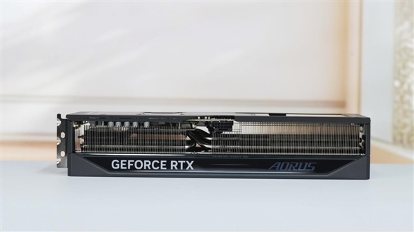 自带炫酷色彩!技嘉RTX 5070 MASTER显卡图赏