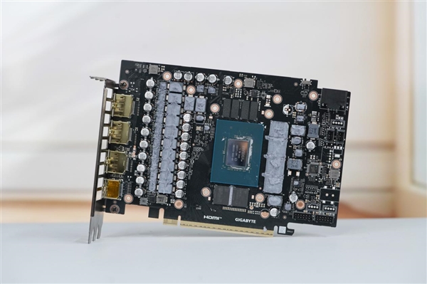 自带炫酷色彩!技嘉RTX 5070 MASTER显卡图赏