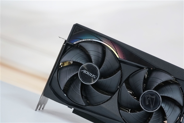 自带炫酷色彩!技嘉RTX 5070 MASTER显卡图赏