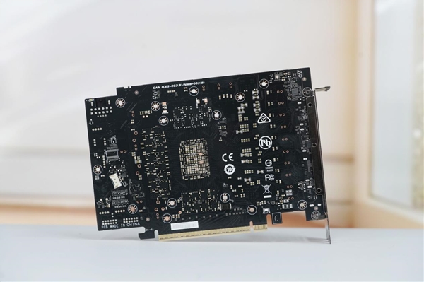 自带炫酷色彩!技嘉RTX 5070 MASTER显卡图赏