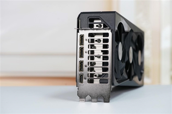 自带炫酷色彩!技嘉RTX 5070 MASTER显卡图赏