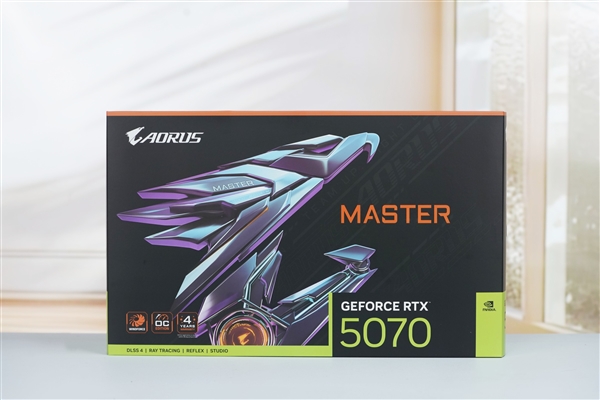 自带炫酷色彩!技嘉RTX 5070 MASTER显卡图赏