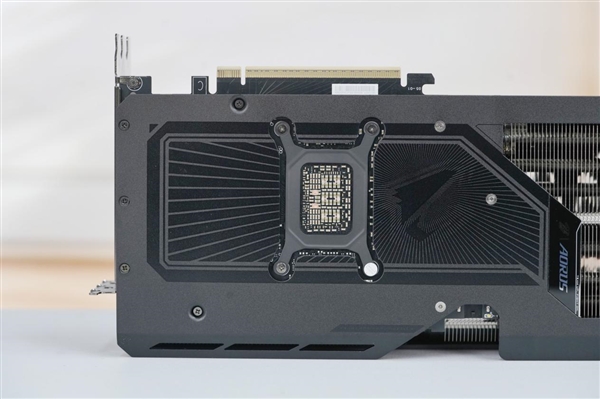 自带炫酷色彩!技嘉RTX 5070 MASTER显卡图赏