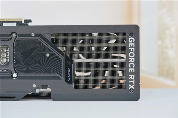 自带炫酷色彩!技嘉RTX 5070 MASTER显卡图赏