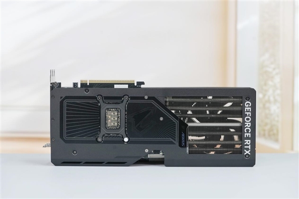 自带炫酷色彩!技嘉RTX 5070 MASTER显卡图赏