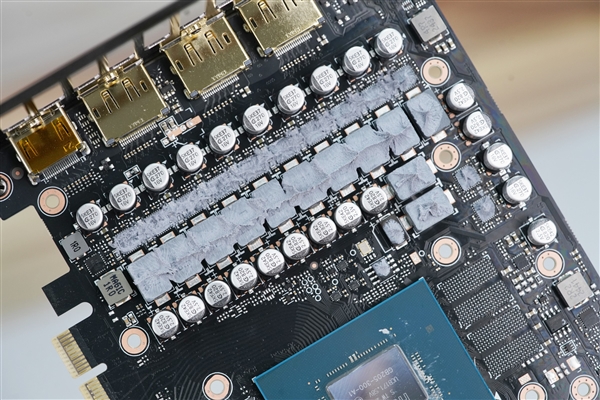 自带炫酷色彩!技嘉RTX 5070 MASTER显卡图赏
