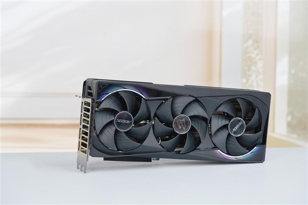 自带炫酷色彩!技嘉RTX 5070 MASTER显卡图赏