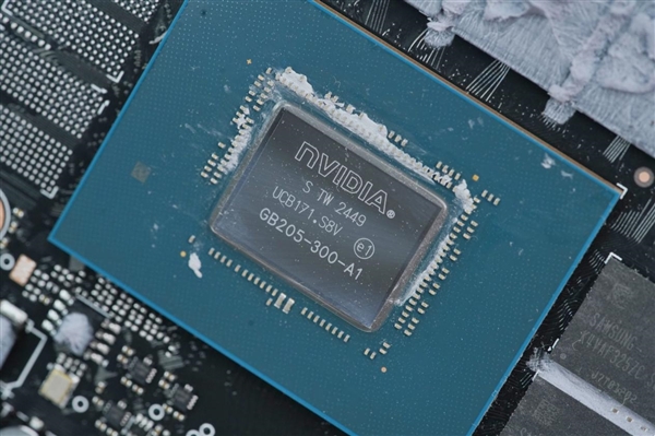 自带炫酷色彩!技嘉RTX 5070 MASTER显卡图赏