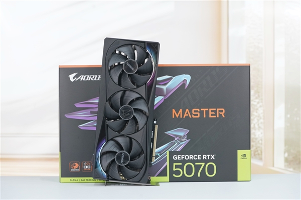 自带炫酷色彩!技嘉RTX 5070 MASTER显卡图赏
