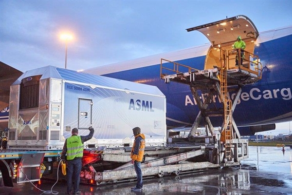 被美国要求不能帮中国厂商维修、更不能卖光刻机:ASML称要反击了
