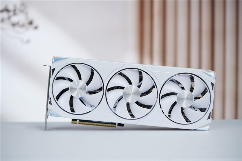 耕升RTX 5070踏雪OC显卡评测：性能优秀散热一流 还是颜值巅峰