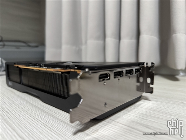 RX 9070 OEM版首测！双风扇的代价 烤机达67℃