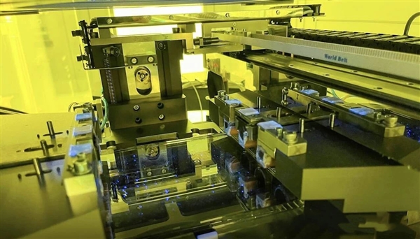 官方:俄罗斯有了第一台自己的350nm光刻机!明年搞定130nm