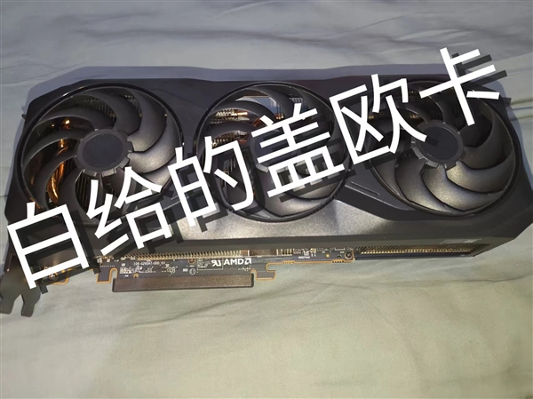 AMD公版RX 9070 XT首次无死角曝光、拆解:看着好眼熟