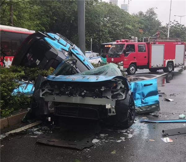 速度得多快!极氪001 FR出事故断成两截:驾驶员性命无碍