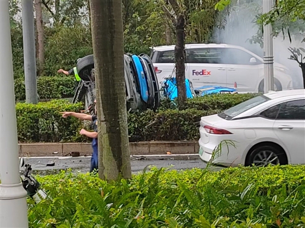 速度得多快!极氪001 FR出事故断成两截:驾驶员毫发无伤