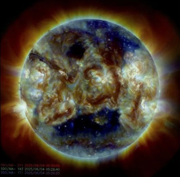 太阳上突然出现一张巨型人脸!嘴巴能吞掉5个木星