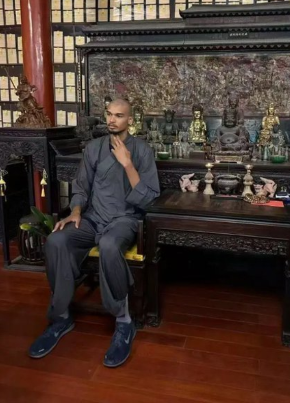 少林寺确认NBA球星文班亚马正在寺内剃发闭关 网友:少林寺史上最高僧
