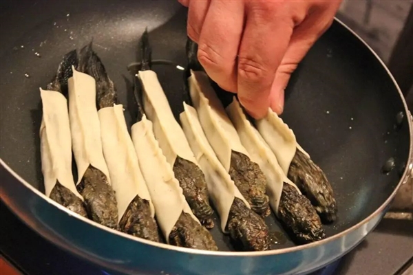 日本餐厅开创异形饺子 宛如抱脸虫出壳!满嘴尖牙很惊悚