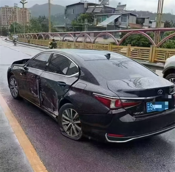比电影还刺激!云南一路面塌陷出大坑 雷克萨斯飞车而过