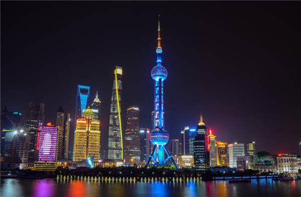 上海东方明珠玻璃地板疑热炸 工作人员:已紧急处理